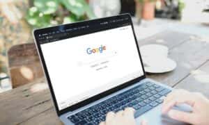 Consultas ao “Dr. Google” são risco: uso de IA pode ampliar problemas