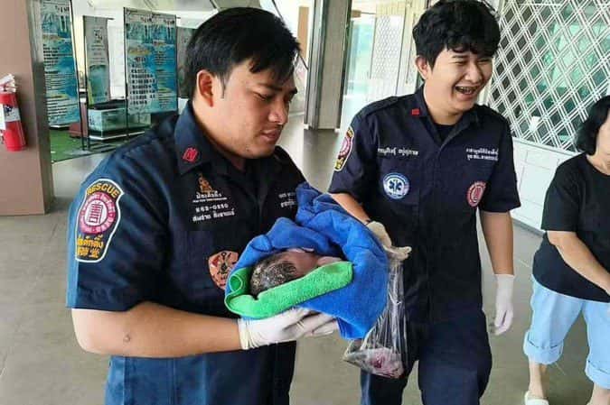 Bebê é resgatado com vida de dentro de descarga em prédio comercial