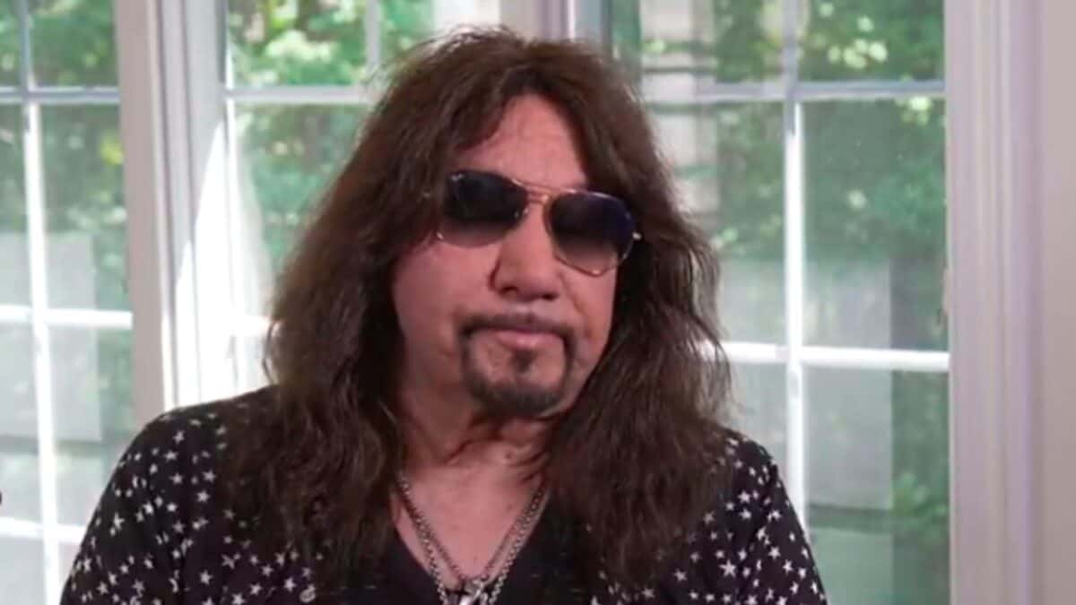 Revelada a causa da morte de Ace Frehley, guitarrista do KISS