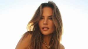 Alessandra Ambrósio surge nua em fotos na piscina e incendeia o clima com sua beleza