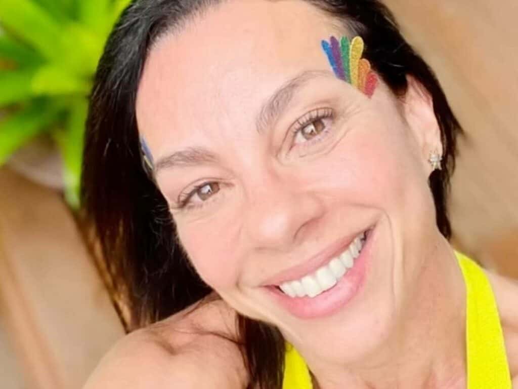 Carla Marins revela verdadeiro segredo para manter boa forma aos 57 anos
