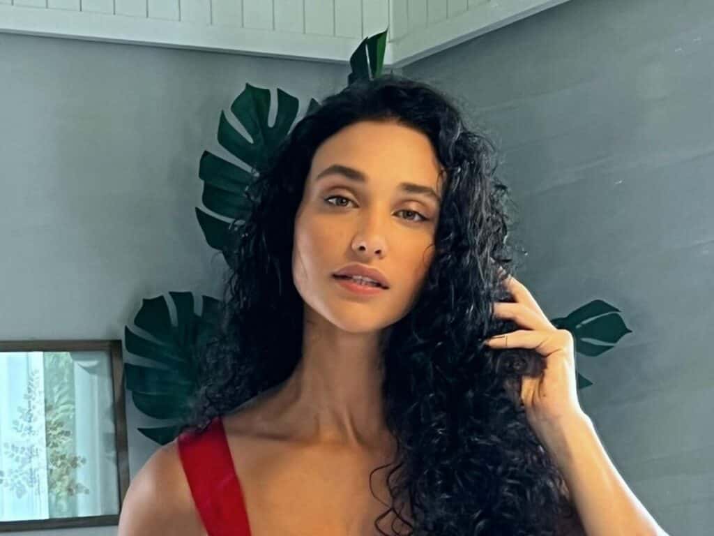 Débora Nascimento fala sobre intensidade no amor: “Sou muito emocionada”