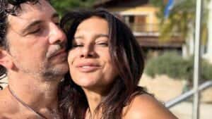 No ar em Três Graças, Dira Paes surge de biquíni em foto rara ao lado do marido