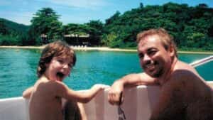 Filho de Gugu resgata fotos raras ao lado do pai e lamenta os 6 anos da morte do apresentador