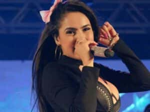 Fã oferece presente polêmico para Juliana Bonde e cantora toma atitude