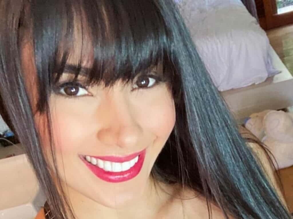 Juliana Caetano, do Bonde do Forró, se exibe no espelho com biquíni fio-dental