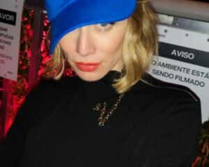 De biquíni, Mariana Ximenes exibe corpo de ‘boneca’ em cachoeira