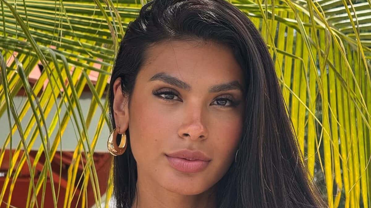 Pocah exibe novos registros de biquíni após término e compartilha reflexão nas redes