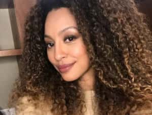 Sheron Menezzes surge de biquíni e corpo de ‘boneca’ chama atenção