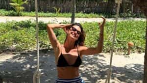 De biquíni, Thaila Ayala se pendura em ávore e brinca: “Instagram X realidade”