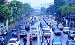 Pode passar protetor solar no trânsito parado? E dirigir de chinelos? Tire dúvidas antes de viajar