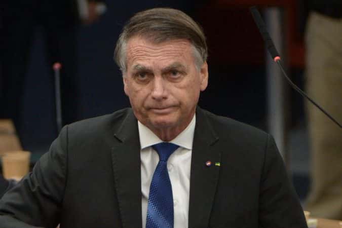 Bolsonaro passará por novo procedimento contra soluços na segunda