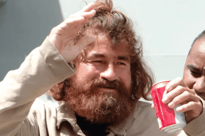 Homem passa 1 ano no mar e após resgate é processado por família de amigo