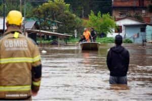 Ciclone extratropical com ventos de 100km/h acende alerta máximo no Sul