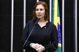 Carla Zambelli foi agredida por detentas mais de uma vez em prisão na Itália, diz senador