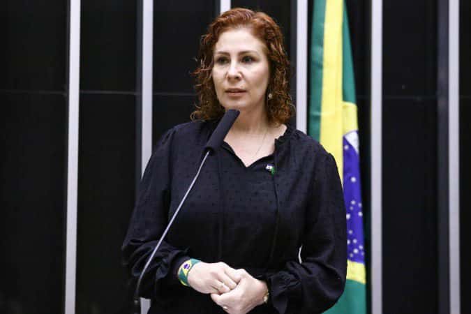 Carla Zambelli foi agredida por detentas mais de uma vez em prisão na Itália, diz senador