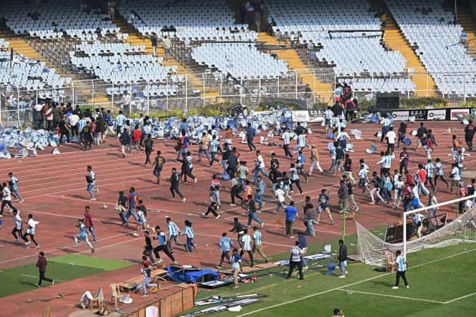 Visita de Messi à Índia começa com tumulto em estádio e prisão de organizador