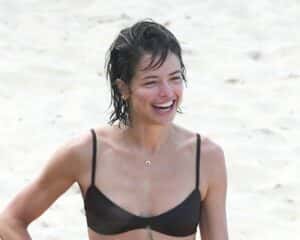 Agatha Moreira surge de biquíni e bumbum rouba a cena