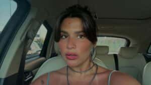 Giulia Costa exibe marquinha do bronzeado em fotos de biquíni e declara seu amor pelo verão