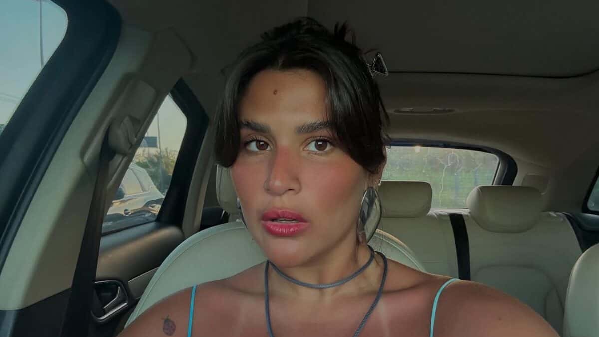 Giulia Costa exibe marquinha do bronzeado em fotos de biquíni e declara seu amor pelo verão