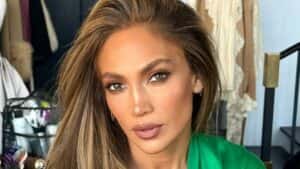 Jennifer Lopez relembra performance em show e corpo sarado rouba a cena
