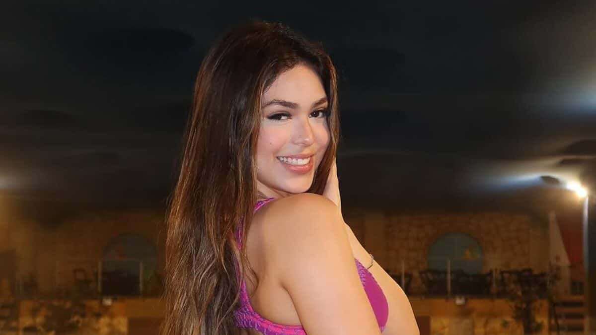 Melody exibe rebolado sensual ao dançar de biquíni