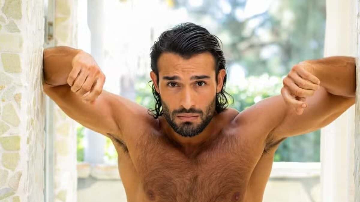 Sam Asghari, ex-marido de Britney Spears, surge pelado em capa de revista