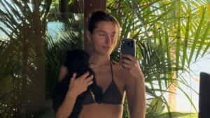 Sasha Meneghel faz topless na praia e impressiona internautas