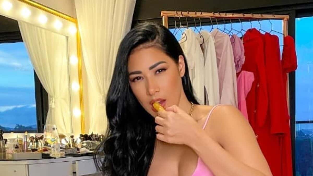 O dia em que Simaria, pelada, deu o que falar nas redes sociais