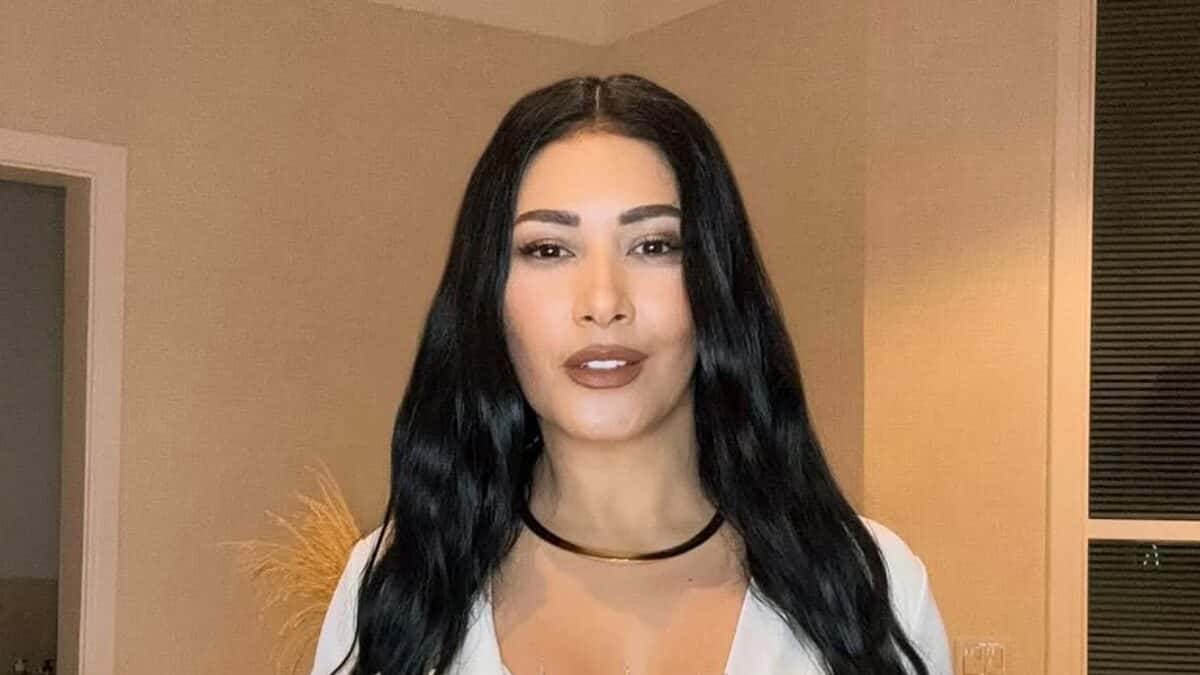 Simaria exibe suas curvas usando maiô vermelho coladinho e faz clima esquentar nas redes sociais