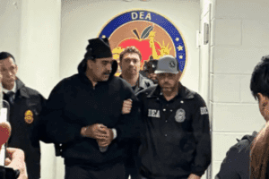 Algemado, Maduro cumprimenta policiais americanos ao chegar em presídio