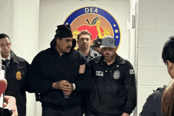 Algemado, Maduro cumprimenta policiais americanos ao chegar em presídio