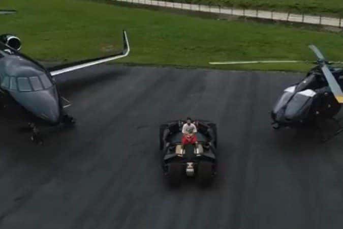 Neymar expõe frota de luxo com batmóvel e aeronaves de alto padrão