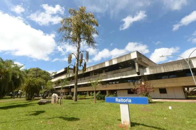 UnB lança concurso para professor com 45 vagas e salário de R$ 13,2 mil