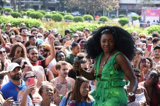 Cantora Adriana Araújo sofre aneurisma cerebral e está internada