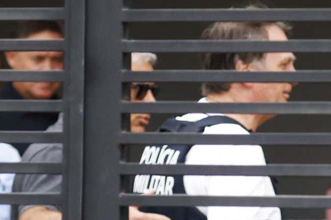 Recuperado, Bolsonaro vai para casa cumprir pena perto da família