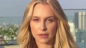 De biquíni, Carla Diaz curte dia de descanso na piscina e exibe bumbum definido