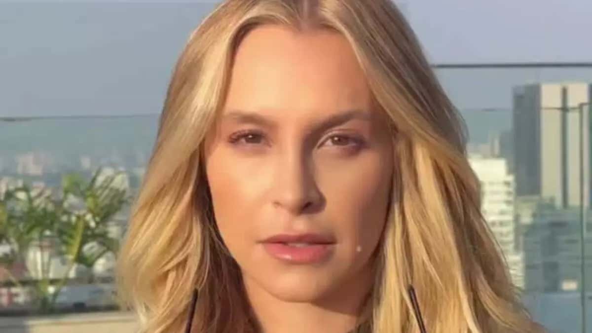 De biquíni, Carla Diaz curte dia de descanso na piscina e exibe bumbum definido