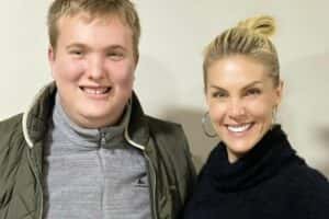 Ana Hickmann compartilha fotos raras com o irmão caçula e detalhe chama atenção