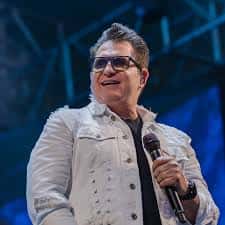 Cantor Marrone confirma cirurgia íntima durante show em SC e faz piada no palco