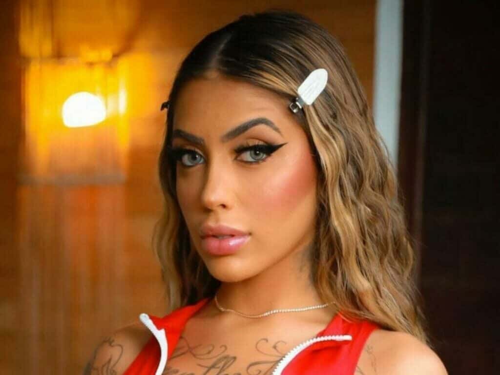 MC Mirella aparece sem roupa em ensaio empolga fãs