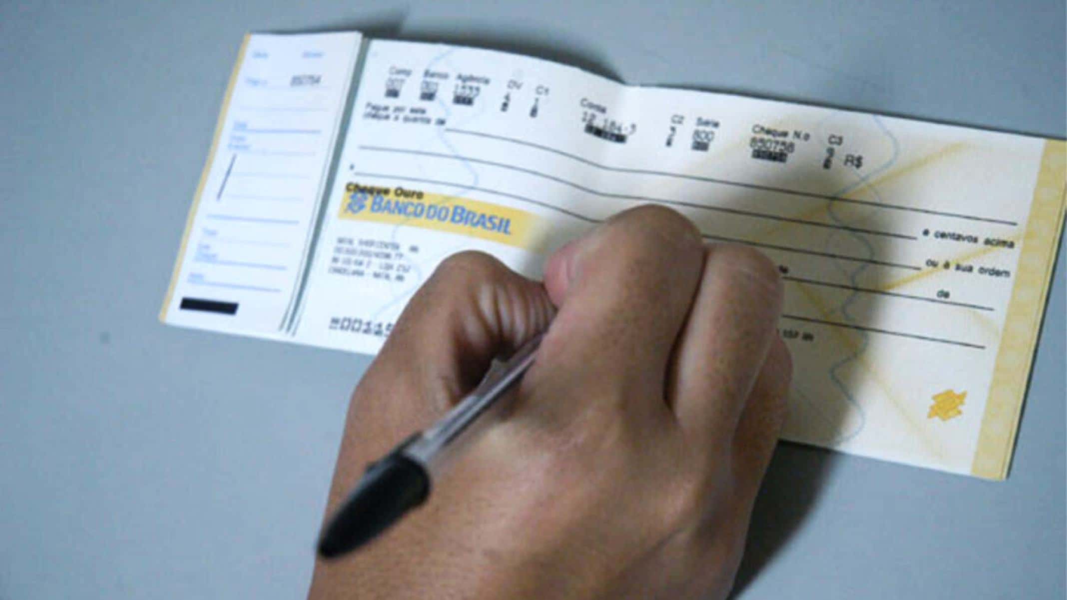 Uso de cheque cai 97% desde 1995, mas movimentaram R$ 472,7 bilhões em 2025