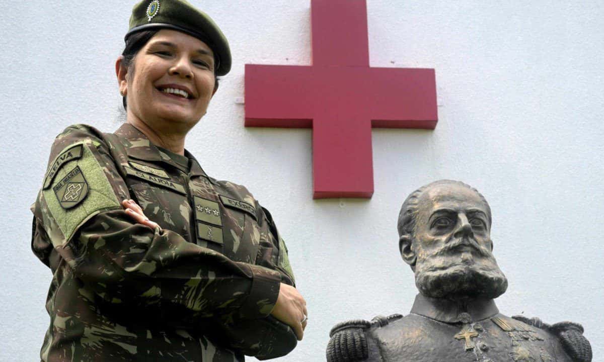 Lula oficializa promoção de primeira mulher à patente de general do Exército
