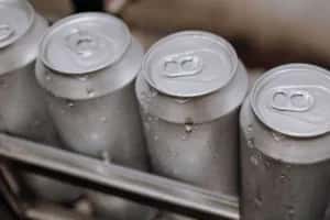 Refrigerante e cerveja perdem espaço entre bebidas enlatadas, aponta estudo