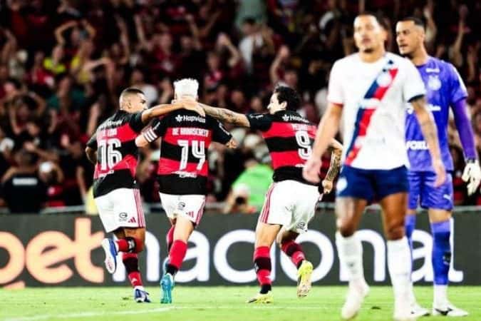 Flamengo vence o Bahia no Maracanã, com gols de Arrascaeta e Paquetá