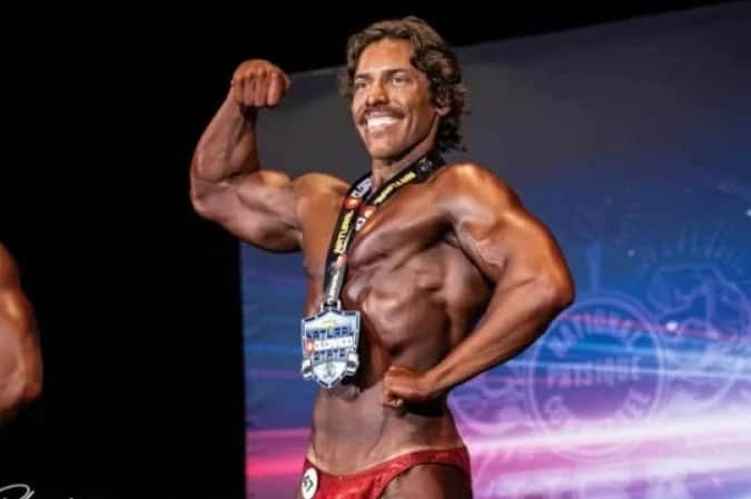 Filho de Schwarzenegger estreia no fisiculturismo com três títulos