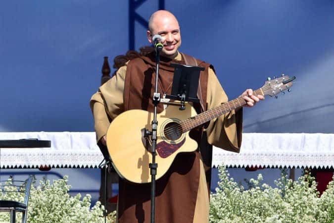 Quem é Frei Gilson, o padre que arrasta multidões na internet?