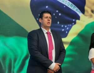 Prefeito acusado de ameaçar ex usava drone e servidores para vigiá-la