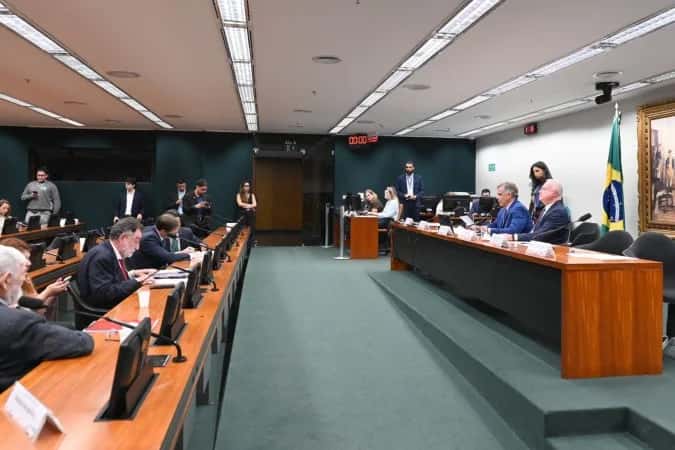 CCJ retoma análise do fim da escala 6×1 e pressiona por votação até maio