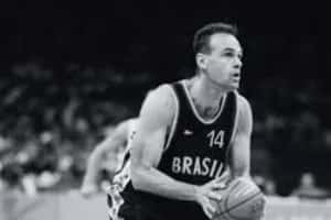 Despedida silenciosa: Oscar Schmidt é cremado com a camisa da seleção brasileira